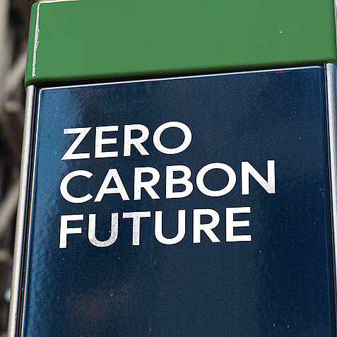 „Zero Carbon Future“ auf einem Schild vor einem Industriegebäude