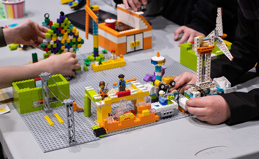 Beweglicher Lego-Roboter, gebaut von Kindern